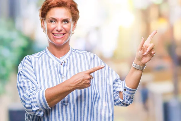 Mulher Ruiva Caucasiana Sênior Atrativa Sobre Fundo Isolado Sorrindo Olhando — Fotografia de Stock