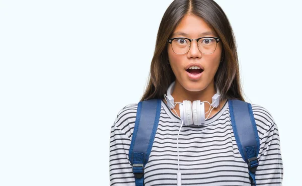 Jonge Aziatische Student Vrouw Dragen Hoofdtelefoons Rugzak Geïsoleerde Achtergrond Bang — Stockfoto