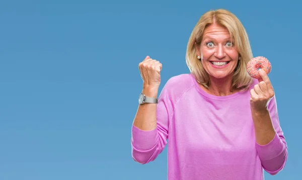 Middle Age Blonde Woman Eating Pink Donut Isolated Background Screaming — Stock Photo, Image