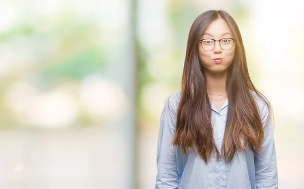 Молодая Азиатская Деловая Женщина Очках Изолированном Фоне Надутая Щеки Смешным — стоковое фото