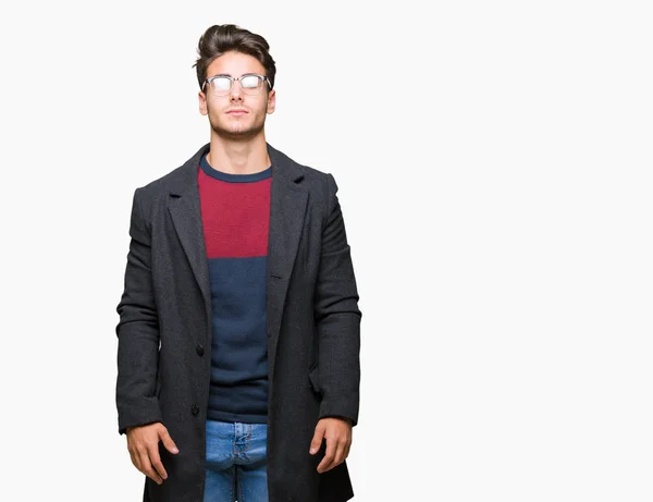 Mladý Pohledný Elegantní Muž Nosí Brýle Izolované Pozadí Vážným Výrazem — Stock fotografie