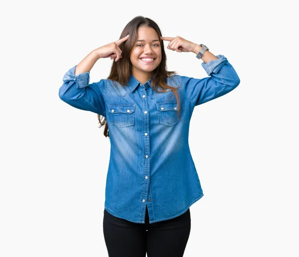 Joven Mujer Morena Hermosa Con Camisa Mezclilla Azul Sobre Fondo — Foto de Stock