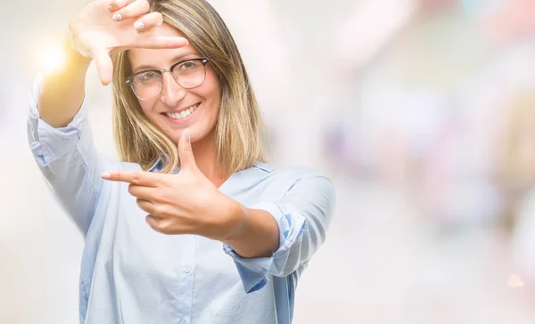 Junge Schöne Geschäftsfrau Vor Isoliertem Hintergrund Lächelnd Rahmen Mit Händen — Stockfoto