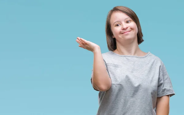 Mulher Adulta Jovem Com Síndrome Sobre Fundo Isolado Sorrindo Alegre — Fotografia de Stock