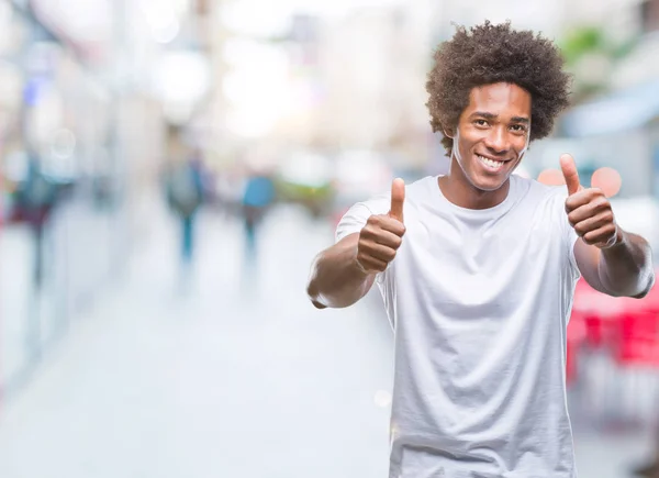 Homem Afro Americano Sobre Fundo Isolado Aprovando Fazer Gesto Positivo — Fotografia de Stock