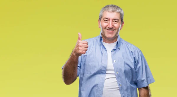 Hombre Mayor Guapo Sobre Fondo Aislado Haciendo Gesto Feliz Pulgares — Foto de Stock