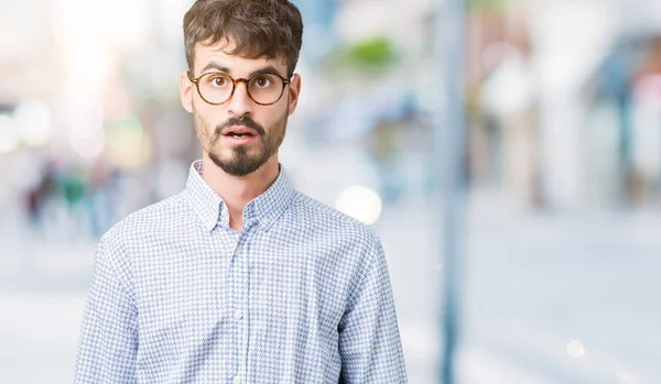 Junger Gutaussehender Mann Mit Brille Vor Isoliertem Hintergrund Ängstlich Und — Stockfoto