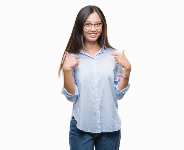 Молодая Азиатская Деловая Женщина Очках Изолированном Фоне Выглядит Уверенно Улыбкой — стоковое фото