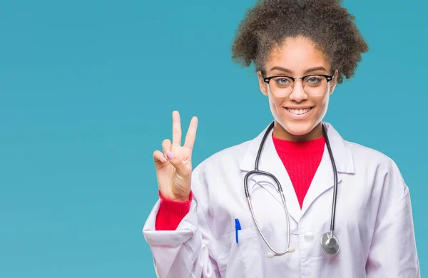 年轻的美国黑人医生妇女在孤立的背景显示和指着两个手指 而微笑着自信和快乐 — 图库照片