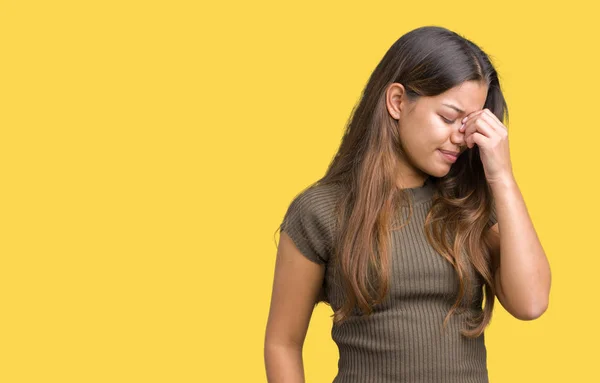 Jonge Mooie Brunette Vrouw Geïsoleerde Achtergrond Moe Wrijven Neus Ogen — Stockfoto