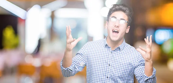 Jonge Knappe Man Met Bril Geïsoleerd Achtergrond Gek Gek Schreeuwen — Stockfoto