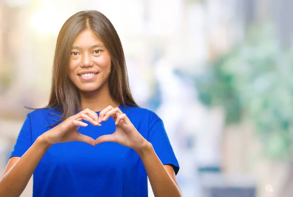 Junge Asiatin Mit Isoliertem Hintergrund Die Verliebt Lächelt Und Herzsymbol — Stockfoto