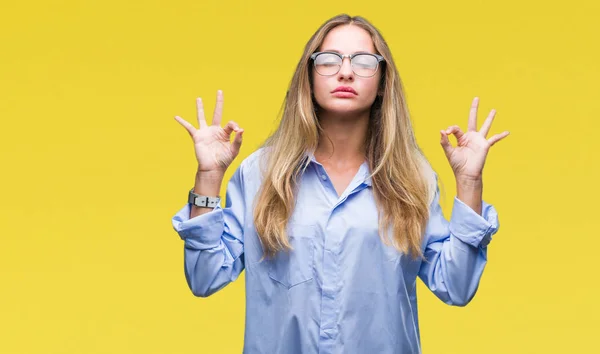 Jonge Mooie Blonde Zakelijke Vrouw Dragen Bril Geïsoleerde Achtergrond Ontspannen — Stockfoto