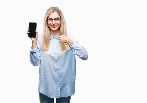 Молодая Красивая Блондинка Бизнес Женщина Показывает Экран Смартфона Изолированном Фоне — стоковое фото