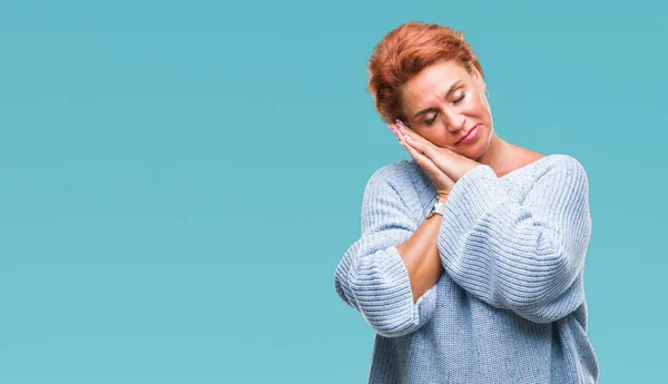 Atractiva Mujer Pelirroja Caucásica Mayor Usando Suéter Invierno Sobre Fondo — Foto de Stock