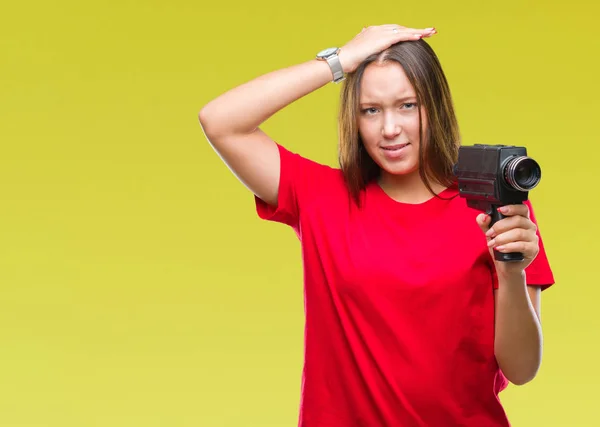 Jovem Bela Mulher Caucasiana Filmando Usando Câmera Vídeo Vintage Sobre — Fotografia de Stock