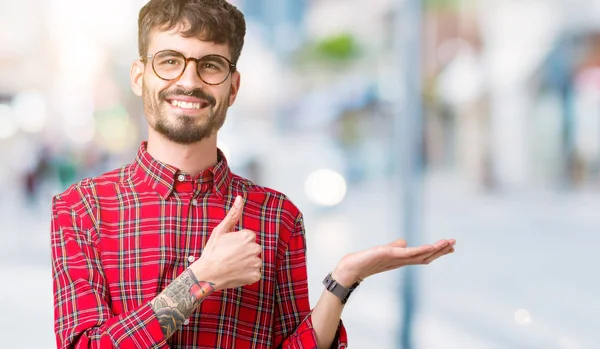 Joven Hombre Guapo Con Gafas Sobre Fondo Aislado Mostrando Palma — Foto de Stock