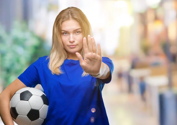 Junge Kaukasische Frau Hält Fußball Über Isoliertem Hintergrund Mit Offener — Stockfoto