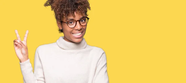 Linda Jovem Afro Americana Usando Óculos Sobre Fundo Isolado Sorrindo — Fotografia de Stock