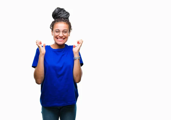 年轻的编织头发非洲裔美国女孩戴眼镜在孤立的背景庆祝惊讶和惊讶的成功与手臂抬起和睁大眼睛的成功 优胜者概念 — 图库照片