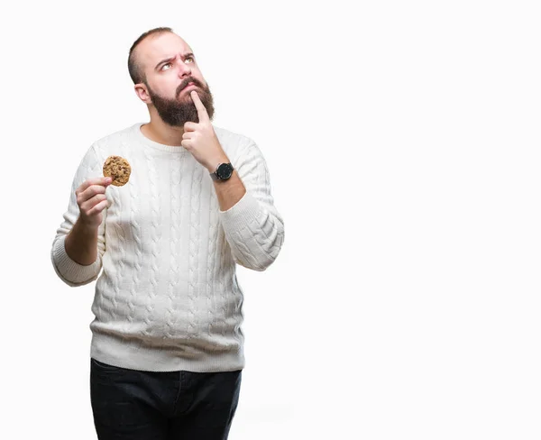 Jonge Hipster Man Eten Chocolade Chips Cookie Geïsoleerde Achtergrond Ernstige — Stockfoto