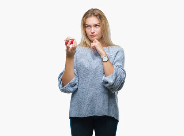 Mulher Caucasiana Jovem Comendo Cupcake Doce Sobre Fundo Isolado Rosto — Fotografia de Stock