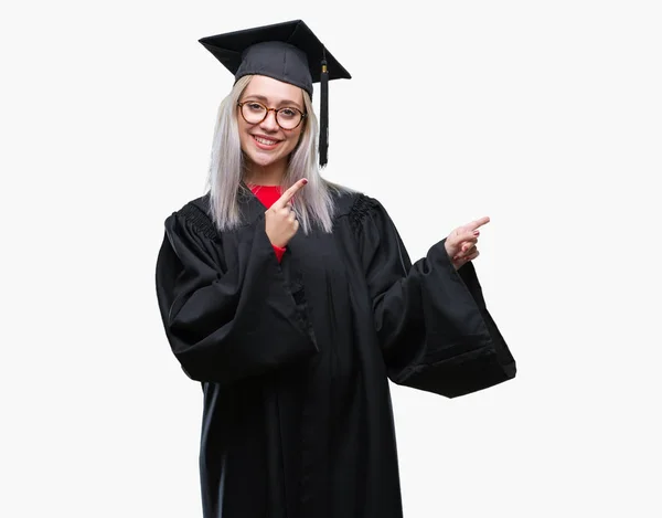 Giovane Donna Bionda Indossa Uniforme Laureato Sfondo Isolato Sorridente Guardando — Foto Stock