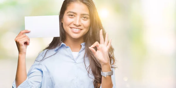 Jovem Árabe Mulher Segurando Cartão Branco Sobre Fundo Isolado Fazendo — Fotografia de Stock