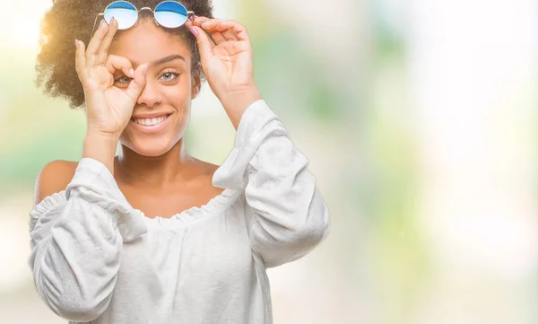 Mujer Afroamericana Joven Con Gafas Sol Sobre Fondo Aislado Haciendo — Foto de Stock