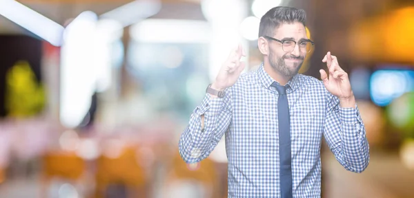 Joven Hombre Negocios Con Gafas Sobre Fondo Aislado Sonriendo Cruzando — Foto de Stock