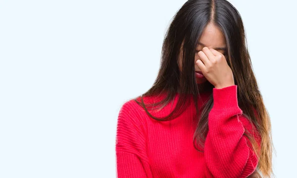 若いアジア女性分離背景疲れて摩擦鼻と目の疲労や頭痛を感じて冬セーターを着ています ストレスと欲求不満のコンセプト — ストック写真