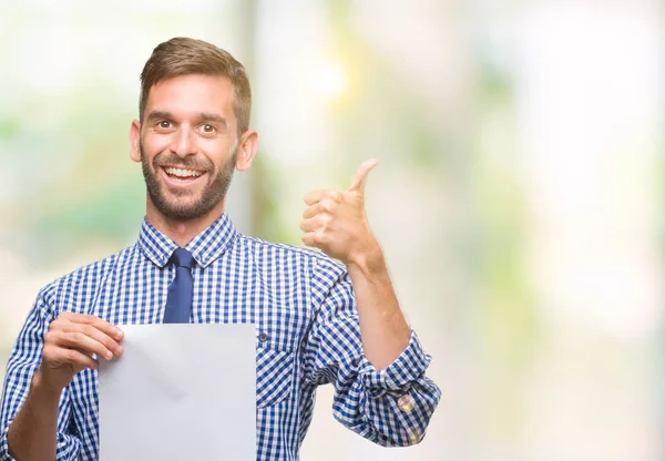 Joven Hombre Guapo Sosteniendo Papel Blanco Sobre Fondo Aislado Feliz —  Fotos de Stock