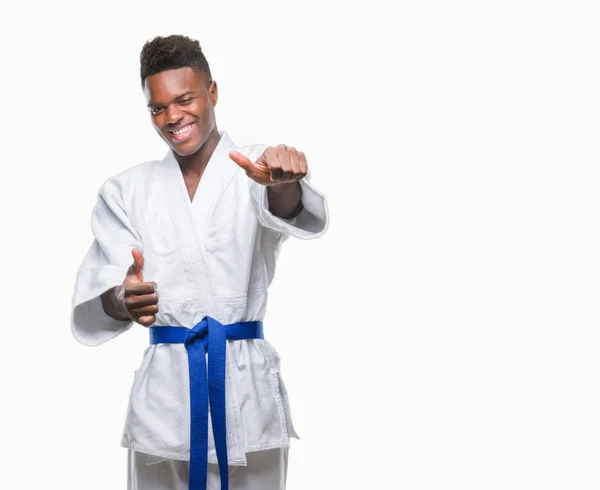 Unga Afroamerikanska Mannen Över Isolerade Bakgrunden Iklädd Kimono Godkänna Tummen — Stockfoto