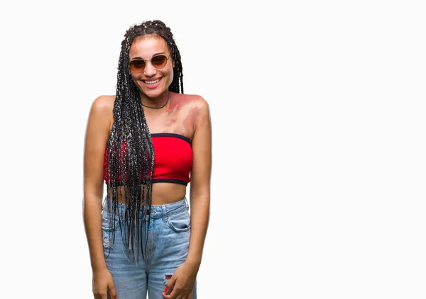 年轻的编织头发非洲裔美国人与出生标志戴太阳镜在孤立的背景与一个快乐和凉爽的笑容在脸上 幸运的人 — 图库照片