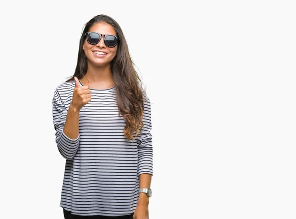 Ung Vacker Arabisk Kvinna Bär Solglasögon Över Isolerade Bakgrund Gör — Stockfoto