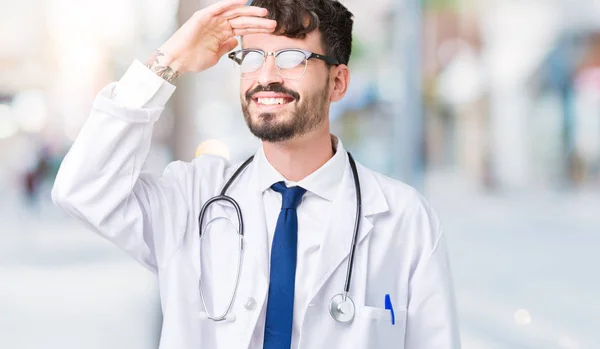 Junger Arzt Krankenhausmantel Über Isoliertem Hintergrund Sehr Glücklich Und Lächelnd — Stockfoto