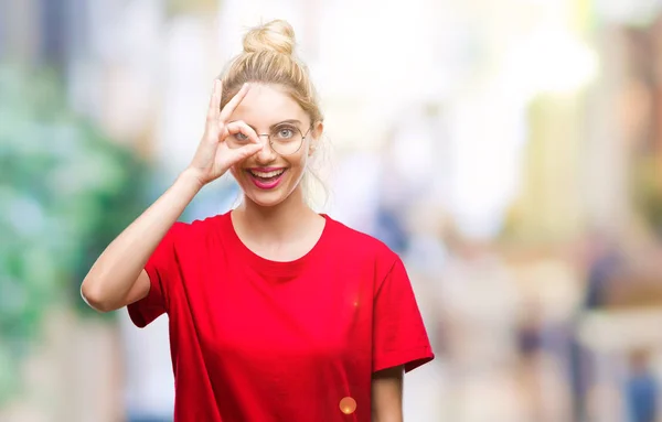 Joven Hermosa Mujer Rubia Con Camiseta Roja Gafas Sobre Fondo — Foto de Stock