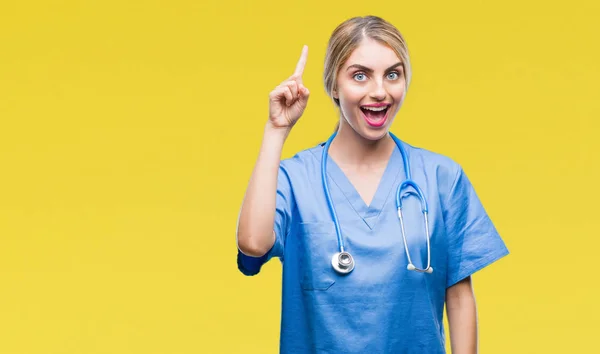 Młoda Piękna Blondynka Lekarz Chirurg Pielęgniarka Kobieta Białym Tle Wskazując — Zdjęcie stockowe