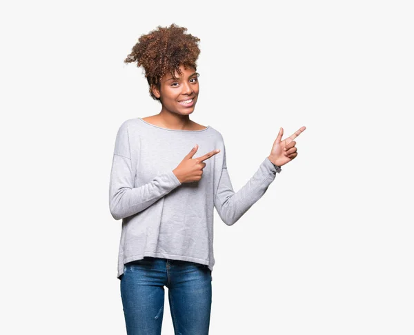 Linda Jovem Afro Americana Sobre Fundo Isolado Sorrindo Olhando Para — Fotografia de Stock