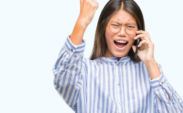 Jovem Mulher Asiática Falando Telefone Sobre Fundo Isolado Irritado Frustrado — Fotografia de Stock
