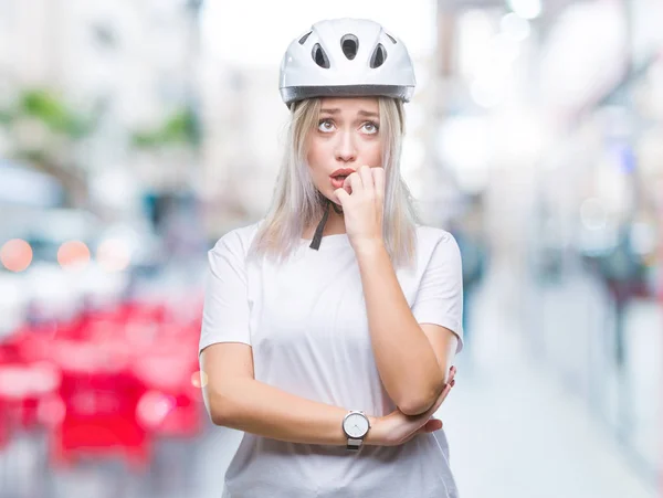 Jeune Femme Blonde Portant Casque Sécurité Cycliste Sur Fond Isolé — Photo