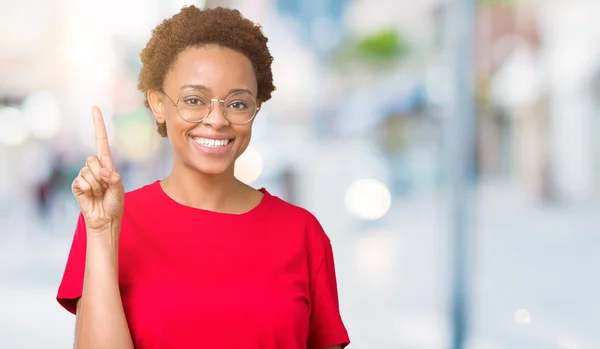 Mooie Jonge African American Vrouw Het Dragen Van Bril Geïsoleerde — Stockfoto