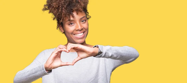 Linda Jovem Afro Americana Sobre Fundo Isolado Sorrindo Amor Mostrando — Fotografia de Stock