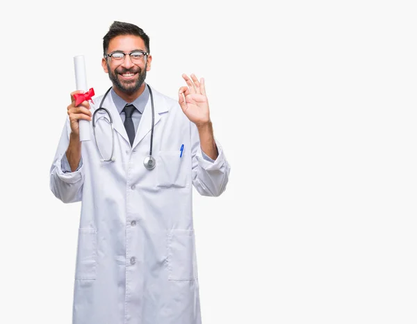 Adulto Hispânico Médico Homem Segurando Grau Sobre Fundo Isolado Fazendo — Fotografia de Stock