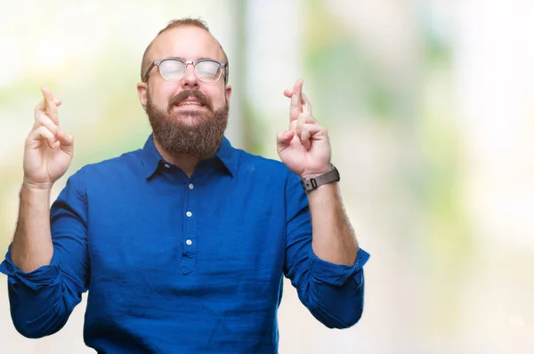 Joven Hombre Hipster Caucásico Con Gafas Sobre Fondo Aislado Sonriendo —  Fotos de Stock