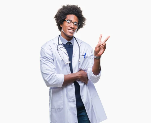 Afro Americký Lékař Muž Nad Izolované Pozadí Usmívající Smajlík Mrkl — Stock fotografie