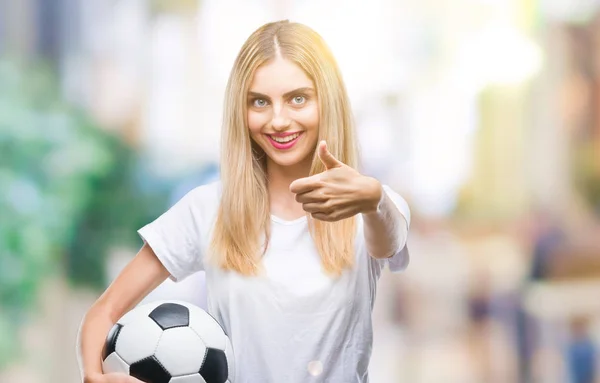 Junge Schöne Blonde Frau Hält Fußball Über Isolierten Hintergrund Glücklich — Stockfoto