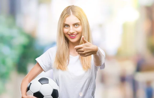 Joven Hermosa Mujer Rubia Sosteniendo Pelota Fútbol Sobre Fondo Aislado —  Fotos de Stock