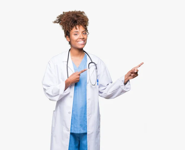 Joven Doctora Afroamericana Sobre Fondo Aislado Sonriendo Mirando Cámara Apuntando — Foto de Stock