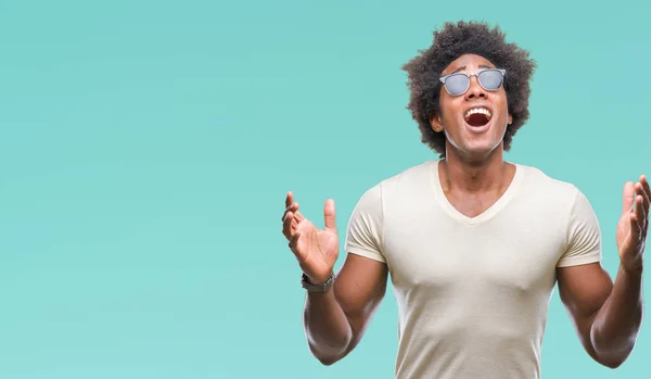 Afro Amerikansk Man Bär Solglasögon Över Isolerade Bakgrund Galen Och — Stockfoto